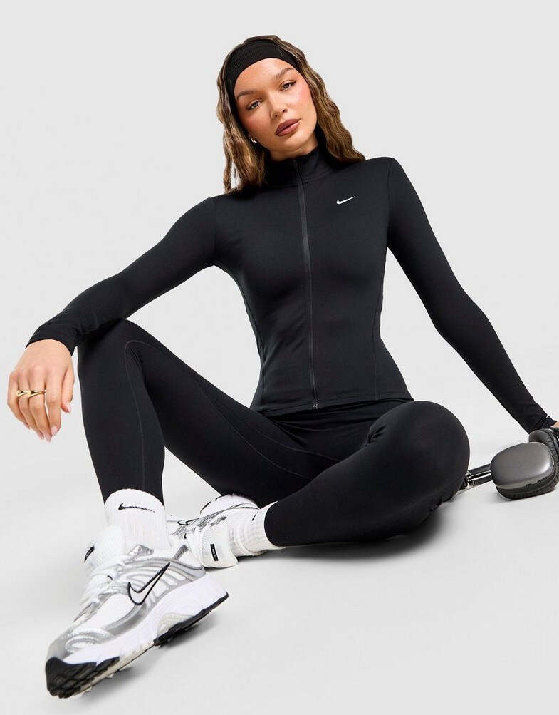 korotki khudi z blyskavkoiu z liniiky Nike